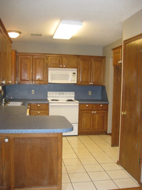 Building Photo - Charming 4 bedroom 2 1/2 bath home!