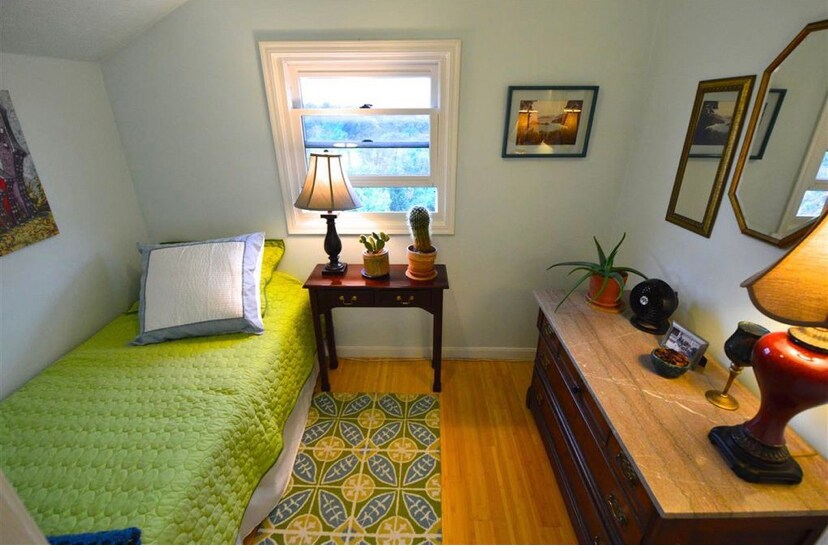 Second floor small bedroom - 1230 Bellpointe