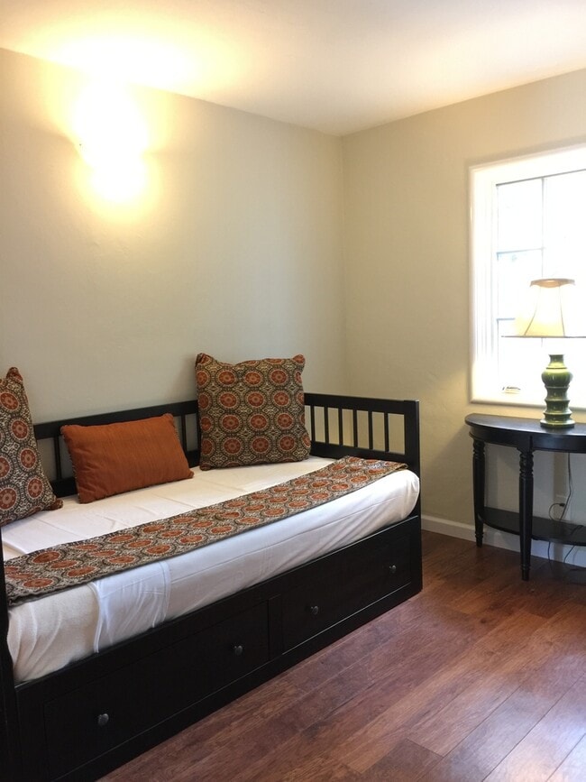 Building Photo - 3 Oaks - Ocean Ave House