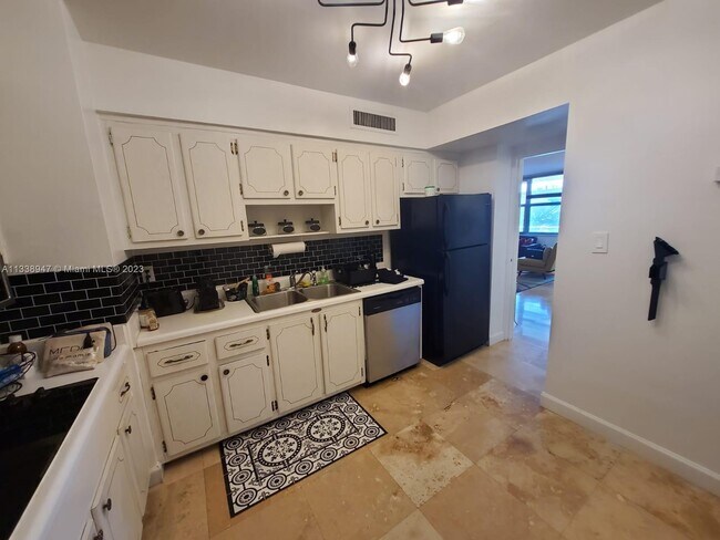 Building Photo - 9225 Collins Ave