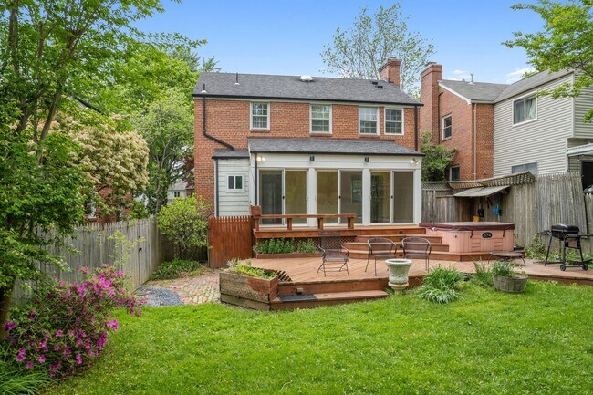 Foto del edificio - Charming Colonial in Chevy Chase DC Availa...