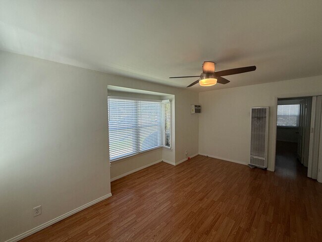 Foto del edificio - 1820 N Hollywood Way
