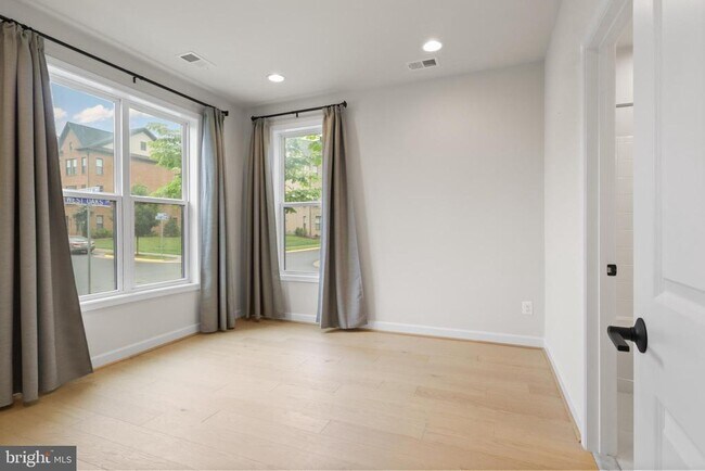 Foto del edificio - 12311 W Oaks Dr