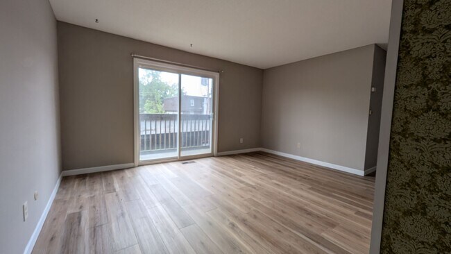 Building Photo - Updated Urbana Apartment with Balcony & Covered Parking