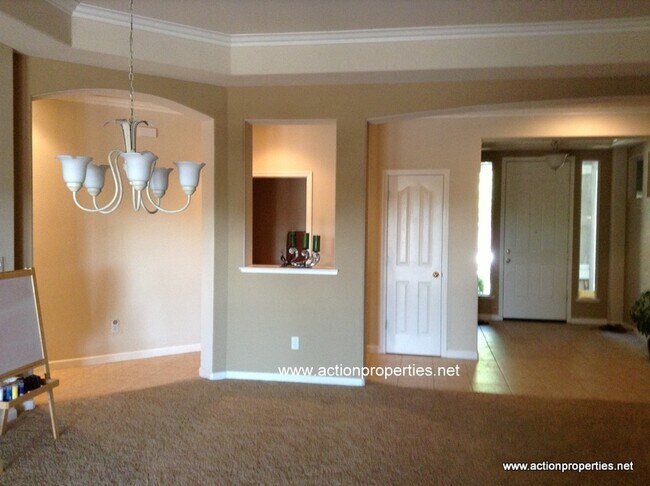 Foto del edificio - Action Properties R.E.S. Inc. Offering Beautiful Highland Park Single Story 3 Car, 4 Bedroom, Gar...