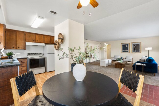 Foto del edificio - 5484 Riverside Blvd