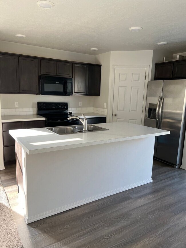 Building Photo - Welcome to this charming 3 bedroom, 2 bath...