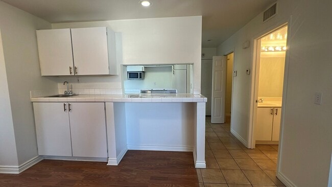 Building Photo - Townhouse in gated community near A.V. Col...