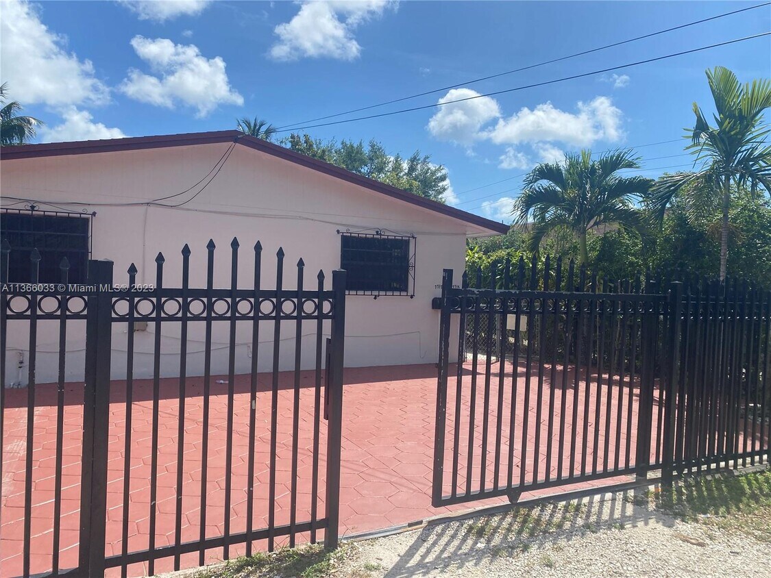 Foto principal - 7715 NW 2nd Ct