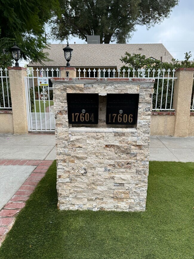 Buzón de correo cerrado exclusivo - 17606 Roscoe Blvd