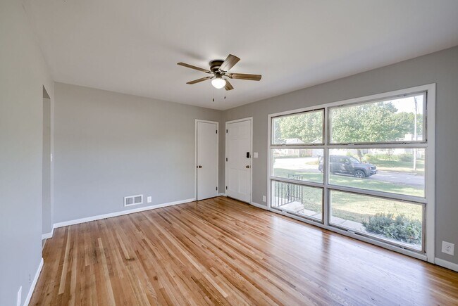 Building Photo - 2 Bedroom With Oversized Garage & Prime Lo...