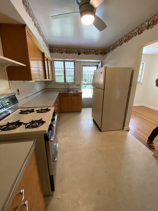 Kitchen - 253 Riverview Ct