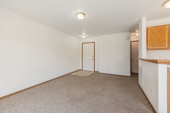 Building Photo - 3 bed 2 bath duplex with sprinkler system