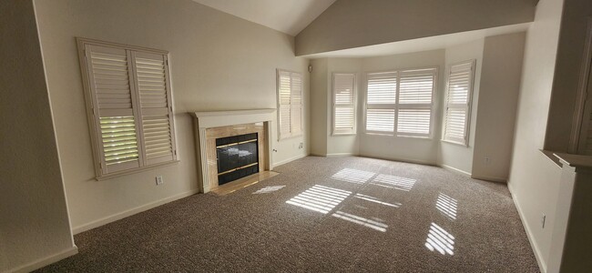 Building Photo - 3 Bedroom 3 Bathroom Home in River Oaks Co...