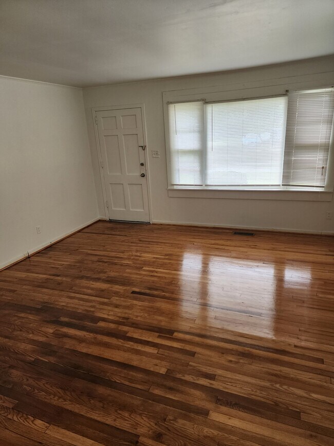 Foto del edificio - 2312 Briarfield Rd