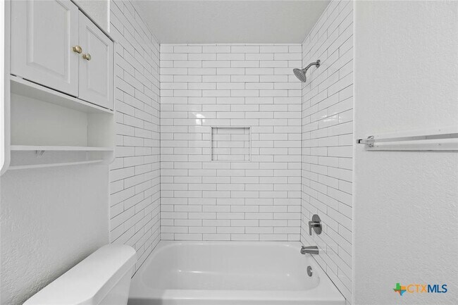 Building Photo - 502 Rockmoor Dr