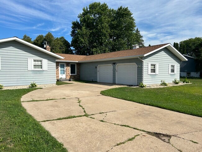 Building Photo - 424 Higgins Dr