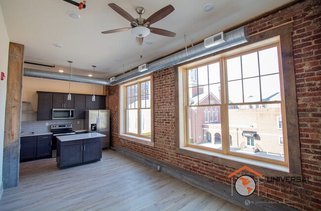 Building Photo - 208 E Market St