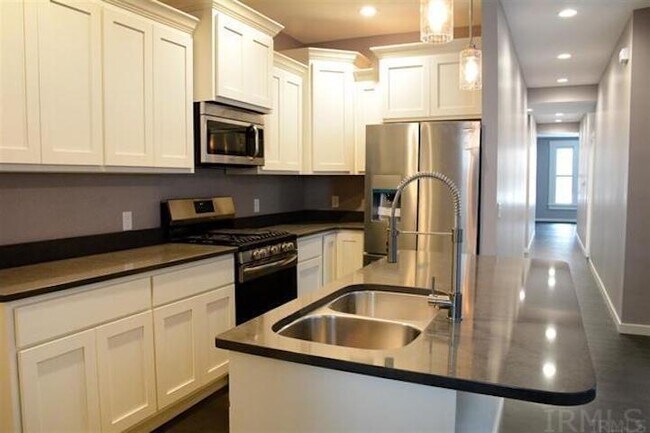 Building Photo - 1016 W Washington Blvd