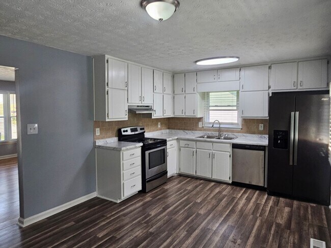 Building Photo - 3 bedroom 2 bath home with basement