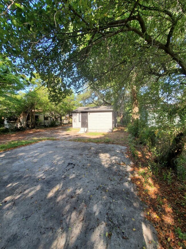 Foto del edificio - Cute & Cozy 2 Bedroom Cottage in Tampa $1550 Move in July 1 2026