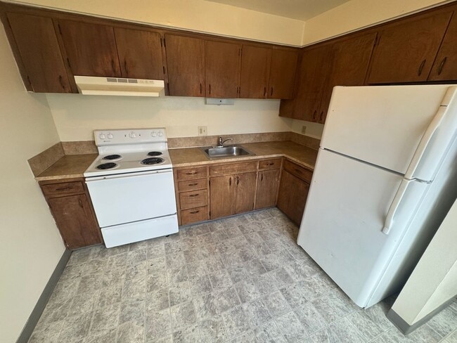 Building Photo - (964 - 01) 2 bedroom/1 Bath