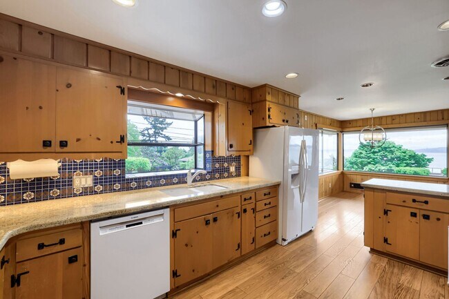 Foto del edificio - Charming 4-Bedroom, 3-Bath Home + Den in Alki Neighborhood with Panoramic Puget Sound Views!