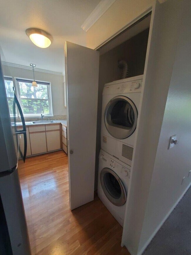 Foto del edificio - 1bedroom in quiet residential setting.  W/D in unit