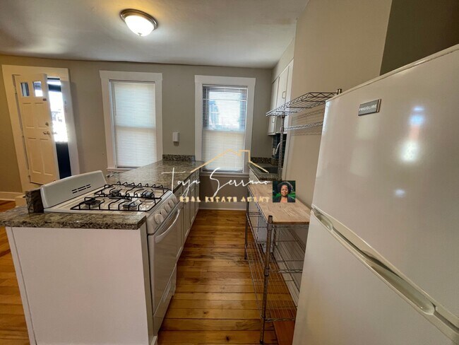 Building Photo - 39 Beacon St