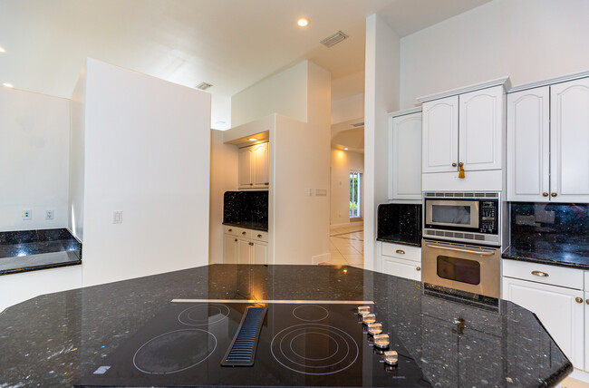 Building Photo - 450 Sunset Dr