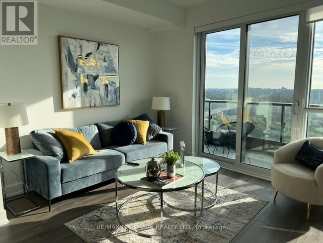 Building Photo - 585 Bloor St E