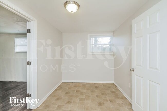 Building Photo - 905 Garfield Dr