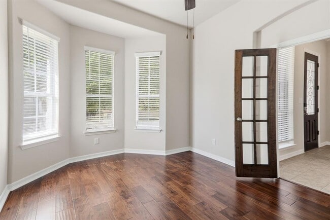 Foto del edificio - 4009 Falling Brook Ct