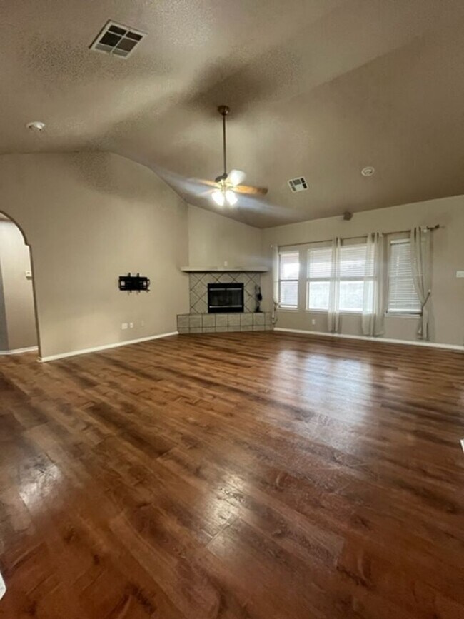 Building Photo - Golf Course Neighborhood