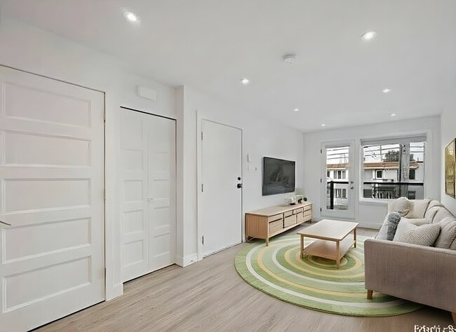 Building Photo - 9409 Av Larose