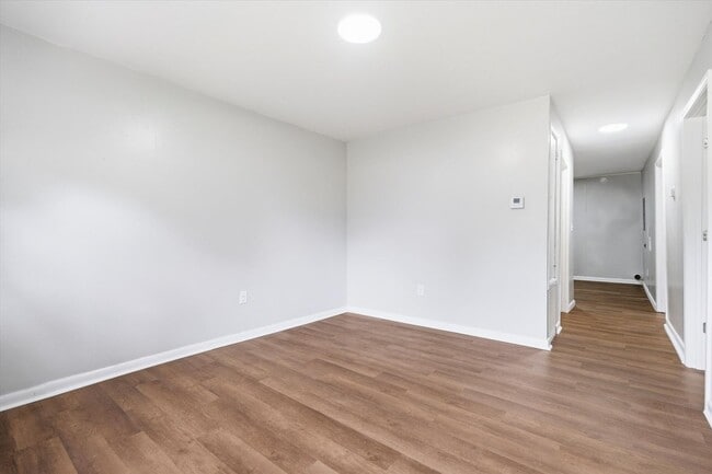 Building Photo - 924 W Huntington Ave