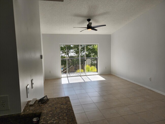 Building Photo - 400 Crestwood Ct S