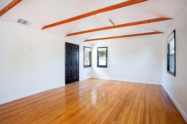 Foto del edificio - 2956 Finch St