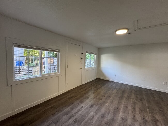 Building Photo - 820 S Donovan St