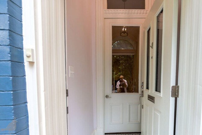 Foto del edificio - Renovated Townhouse Blocks from the Capitol!