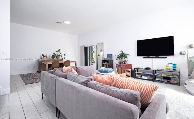 Building Photo - 2734 SW 26th St