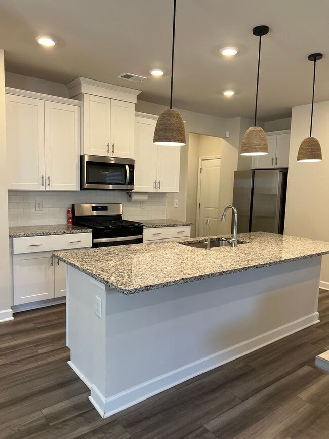 Foto del edificio - BEAUTIFUL 4 bedroom / 3 bath home located off Water Tower Road!