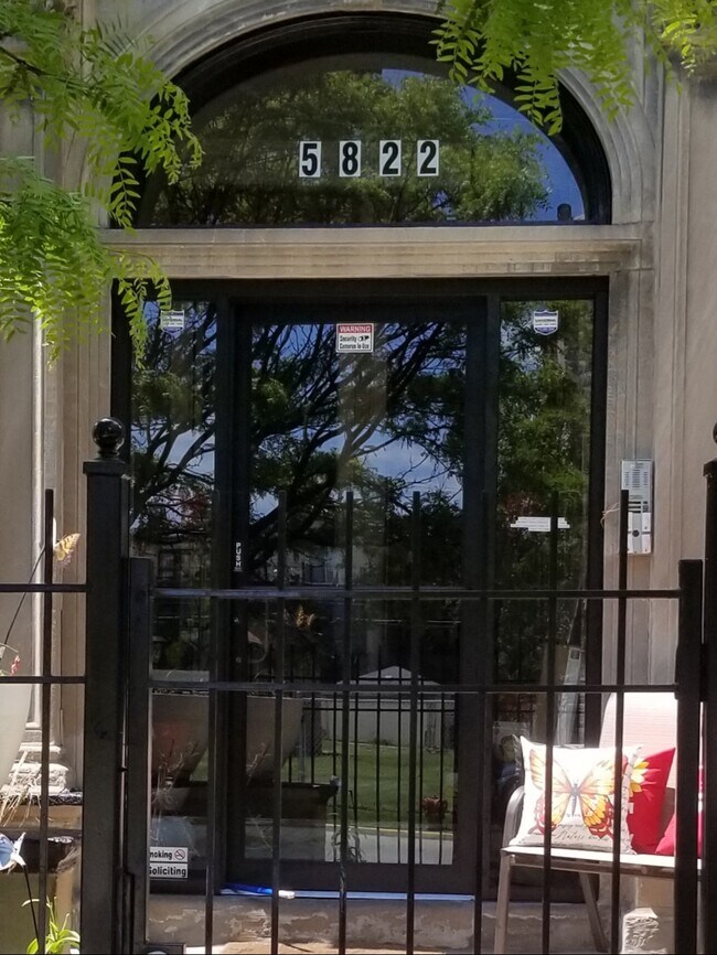Foto del edificio - 5822 S Indiana Ave