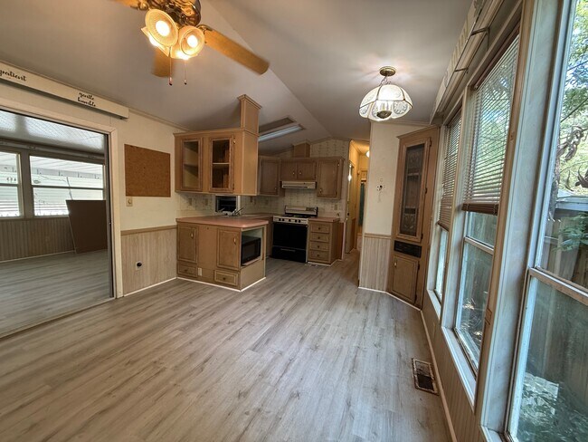 Building Photo - 725