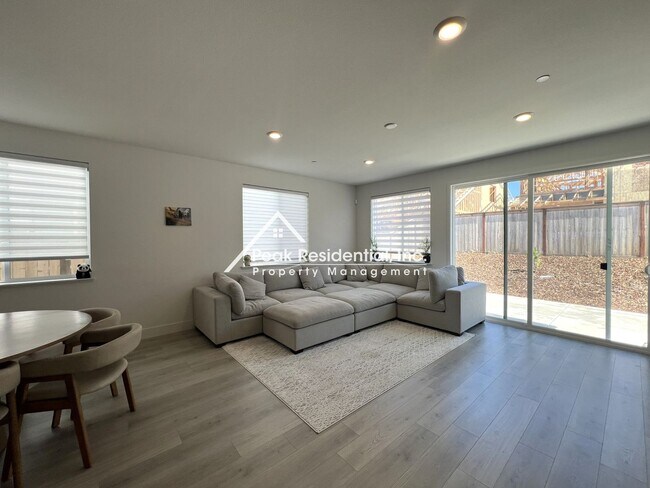 Foto del edificio - Beautiful Newer 4bd/3ba Folsom Home with L...