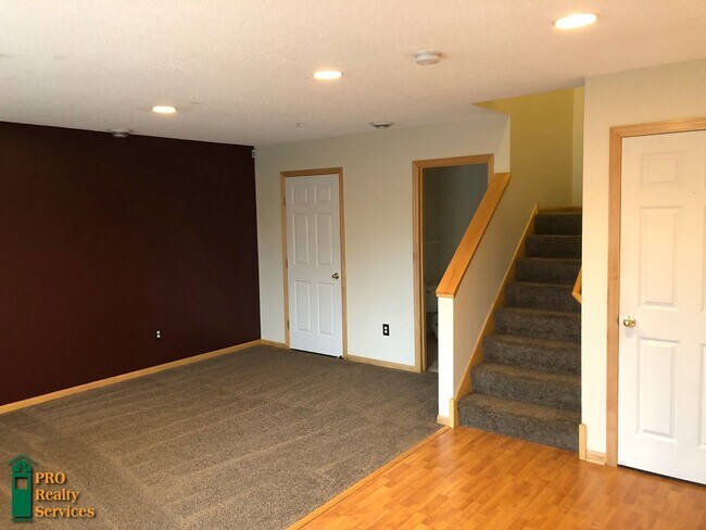 Building Photo - 3 Bedroom Townhouse in Spring Lake Park