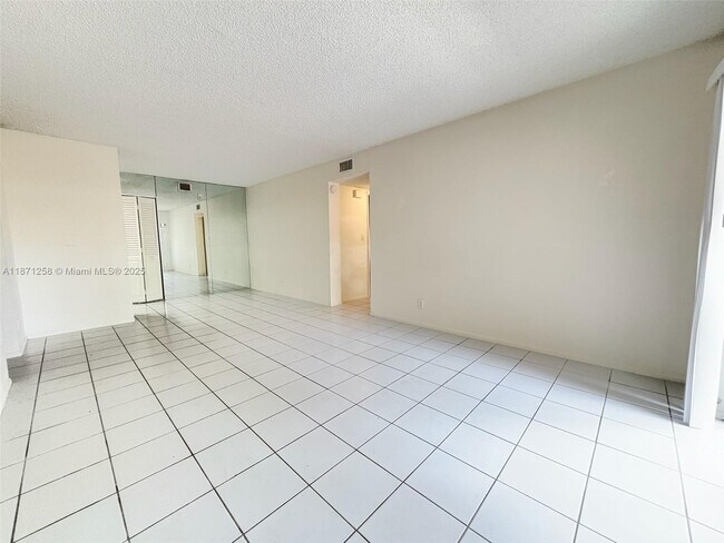 Foto del edificio - 704 Gardens Dr
