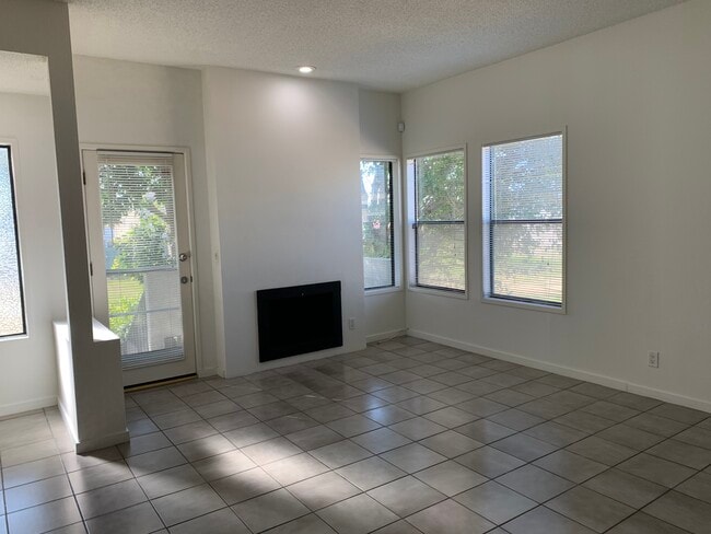 Chimenea del salón - 3675 Keystone Ave