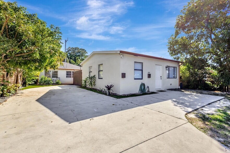 Photo - 444 Malverne Rd