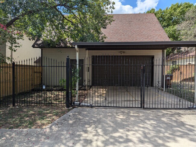 Acceso privado con puerta - 7017 Jefferson Ridge Dr